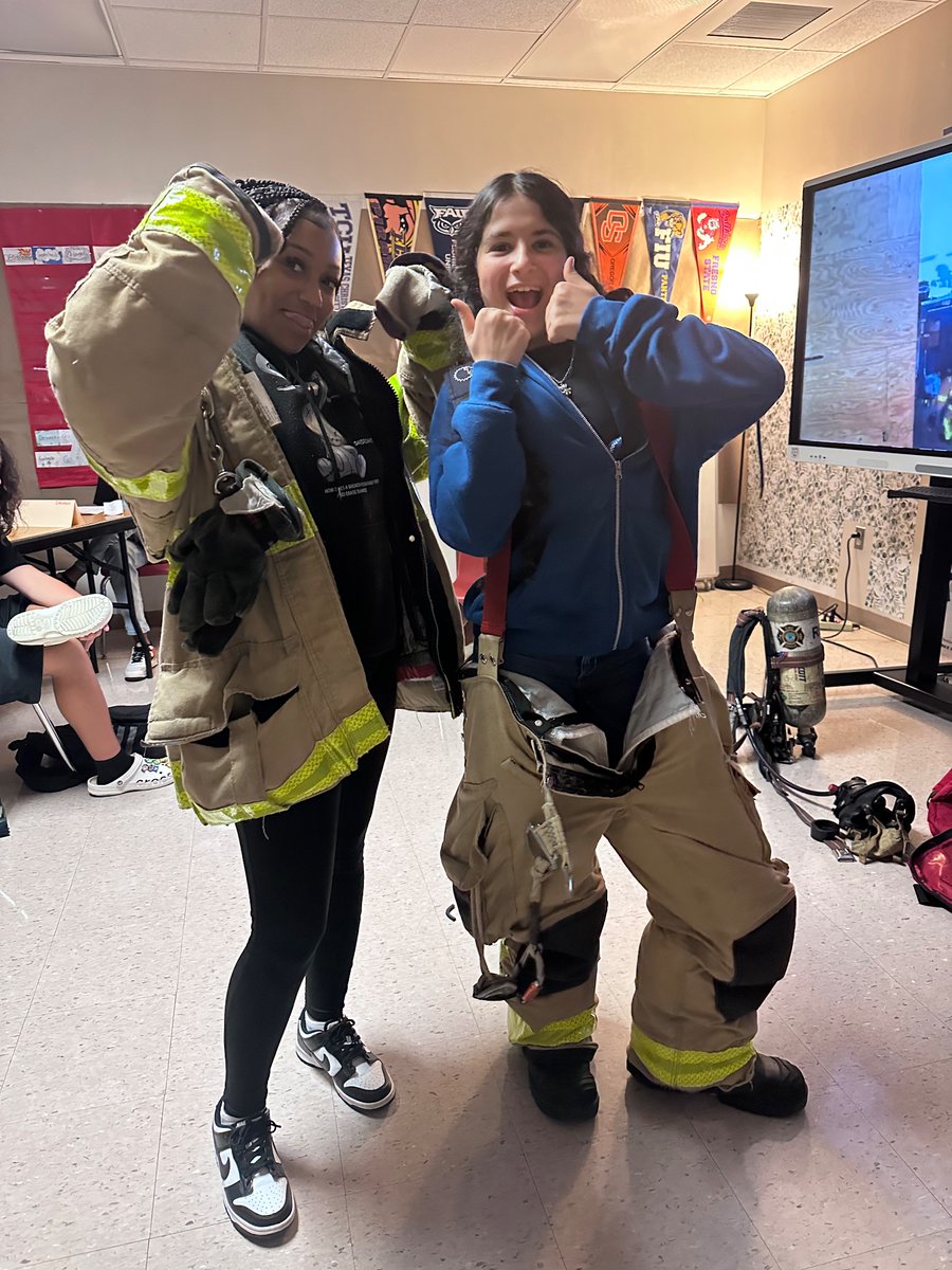 SeedeenNihara's tweet photo. Guest Speaker Day .
Welcome D.Simon to Avid 7121.
We appreciate you .
#firerescue
#emt
#paramedic
#futureheros
#avidpossible
@fhhs_avid https://t.co/0D2Wu2Mwpa
