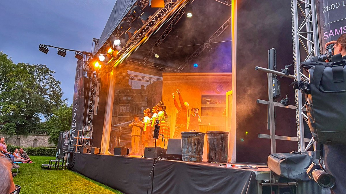 ArneBrandneu's tweet photo. Heute Live im #Schlosspark #Detmold. Das #Landestheater zeigt, was es kann. Und es ist superkallifragilistischexpeigetisch. Mindestens. 😁 #lippe #lippeliebe #heimat #heimatliebe #hermannsdenkmal #externsteine #lipperland #kultur #culture #theater #nature #photography #fotografie https://t.co/nF78ZdhuKA