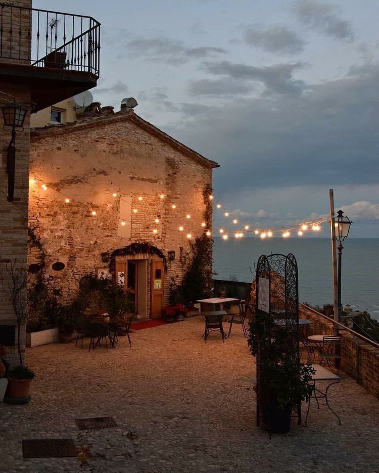 Küçük bir sahil kasabasında her şeye yeniden başlamak istiyorum.