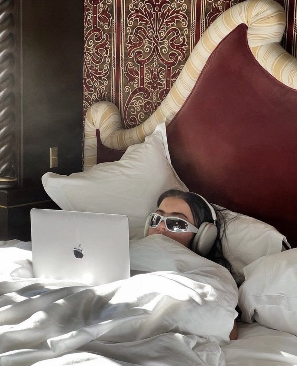 Whotfismick's tweet photo. me isolating myself when I feel like the vibes are off https://t.co/I8ebjqlTt8