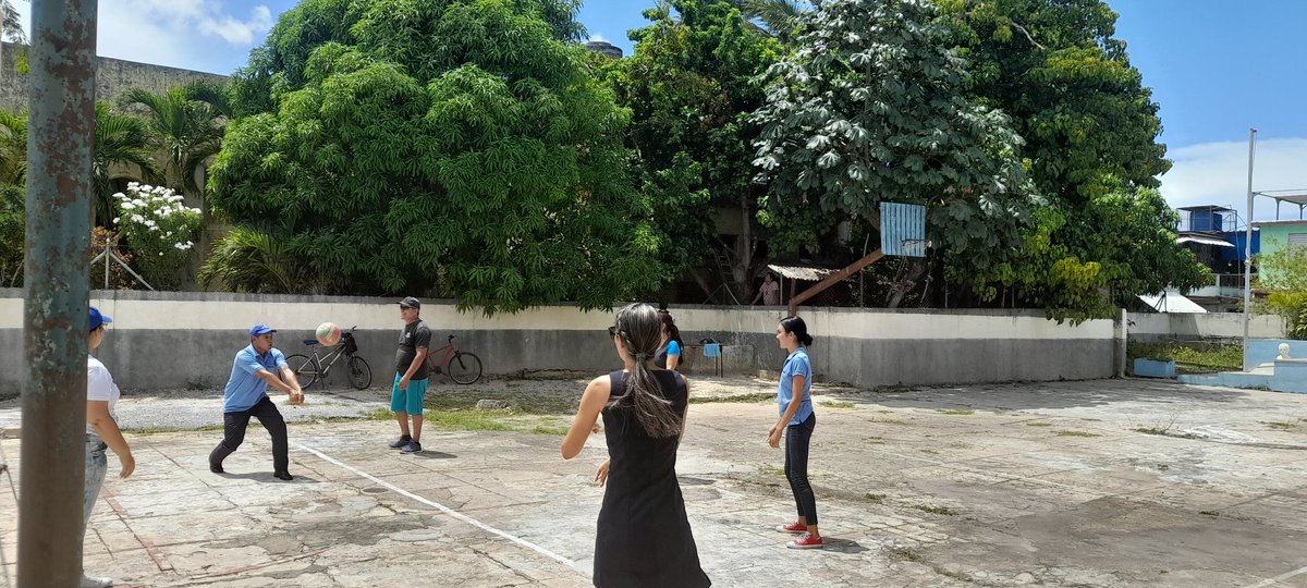 TaimaraHurtado1's tweet photo. Etecsa en la #IslaDeLaJuventud  se mueve en el encuentro deportivo de voleibol con alegría y entusiasmo
#sentirp https://t.co/ZRqXcgUUcw