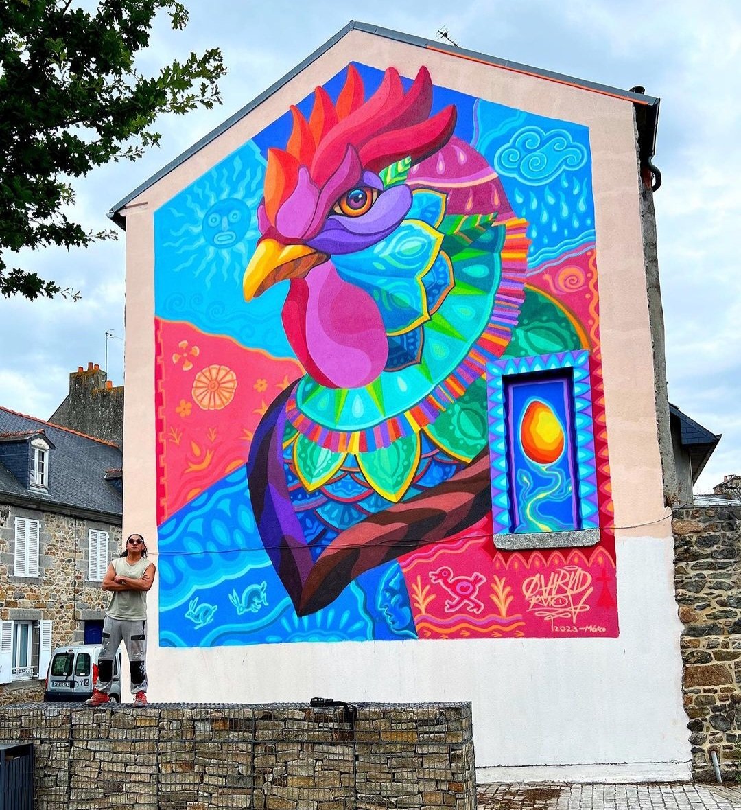 'Time to wake up!' by Mexican Farid Rueda for Street Art en Baie in Yffiniac, France (2023) #faridrueda #lamolinastreetart | photo via artist