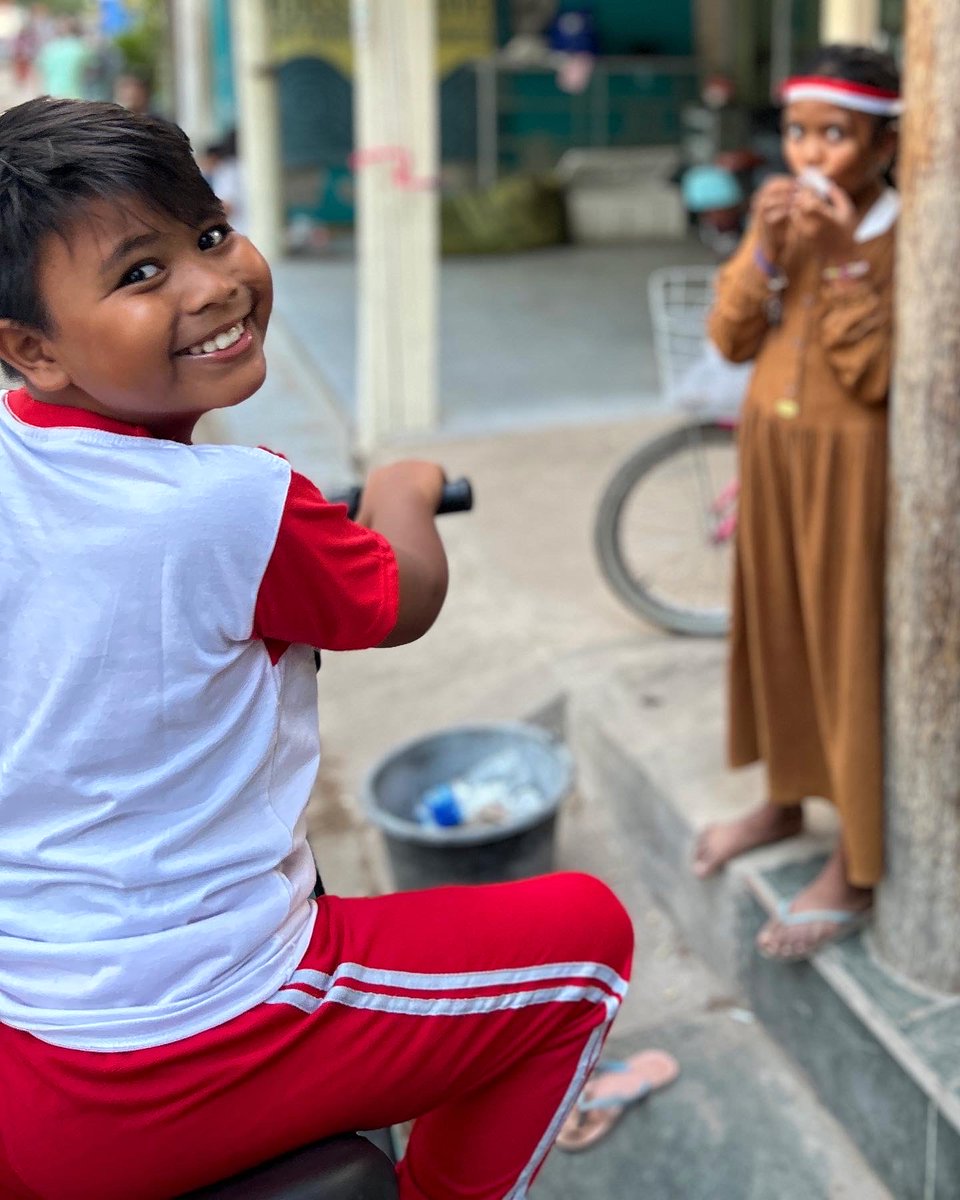 elysantoni's tweet photo. Sorrisi e sguardi che hanno rapito il cuore 🫶🏼🇮🇩
.
.
.
#indonesia #indonesia_photography #insideindonesia #smiles #eyes #childrenphotography #children #bali #gili #travelphotography #travel #exploreindonesia #discovering #globetrotter #backpacker #backpackerstory #🇮🇩 https://t.co/ZwH6FgMzCZ