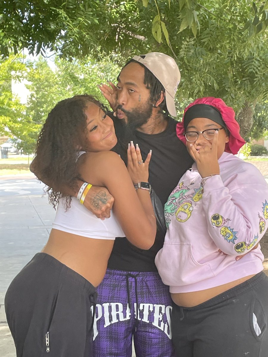 IAMTAIN804's tweet photo. College drop off man smh crazy how time flies and they get older and go from wanting to be hanging all on ur back and in your face to not wanting you on them https://t.co/lcttEvVk2C proud of you words can’t even explain 🌹#ProudDad #AvGod #makeithappen https://t.co/9poHqA3Afc
