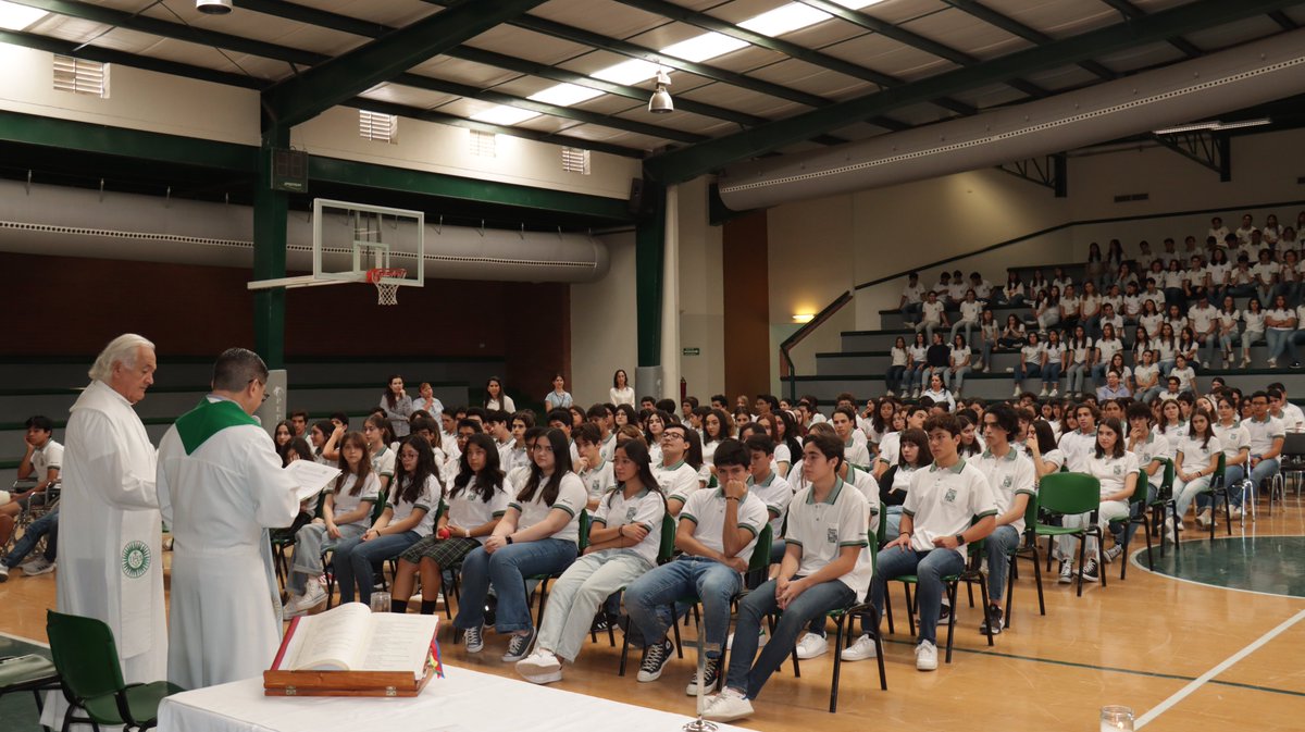 PereyraTRC's tweet photo. _ 𝑹𝒆𝒈𝒓𝒆𝒔𝒐 𝒂 𝒄𝒍𝒂𝒔𝒆𝒔

Alumnado de #BachilleratoPereyra se reunió para celebrar el inicio de ciclo escolar con la Eucaristía presidida por el P. Ricardo Cámara, S.J., rector de la escuela, acompañado del P. Antonio Oseguera, S.J.

#AlabanzaalqueLucha #SomosJesuitas https://t.co/jP32QKoh1w