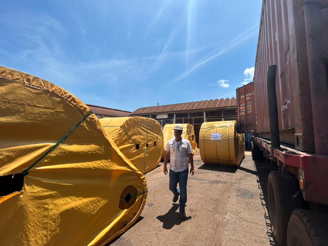 Ferrominera_CVG's tweet photo. #EsNoticia FMO recibió 30 rollos de cintas transportadoras para sus plantas de producción gracias a las gestiones de la Junta Interventora de la CVG y las gestiones del presidente Aldo Cantafio, fortaleciendo transporte interno de hierro, pellas y briquetas 
#Nadanosdetiene https://t.co/gTWQnUM53m
