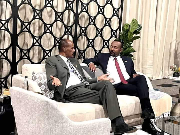 President Isaias Afewerki and @AbiyAhmedAli had a coffee together today in #SouthAfrica #BRICSSummit2023. Those pictures will give sleepless nights to the enemies of #Eritrea and #Ethiopia. 
🇪🇷🇪🇹
#EritreaMyLove #EritreaPrevails #EthiopiaPrevails