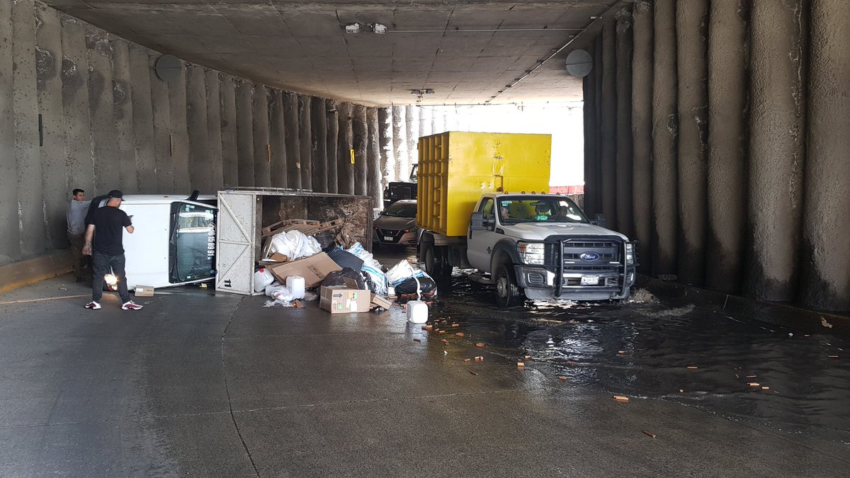 DonLasso's tweet photo. @Trafico_ZMG Precaución. Ésto en el retorno de Estadio Akron sobre Periférico de Guadalupe hacía Vallarta. Los tripulantes se encuentran bien. https://t.co/G8tpN0cO5v