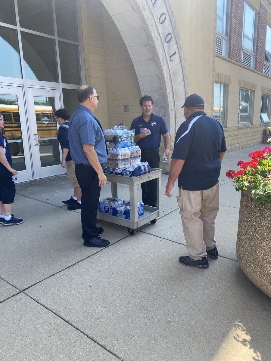Getting our students hydrated for the ride home. Proud of the way our students and staff handled the heat these past couple days. #GoLemont #WeAreLemont <a href="/LHS210supt/">Dr. Mary Ticknor</a> <a href="/tinamalak/">Tina Malak</a>