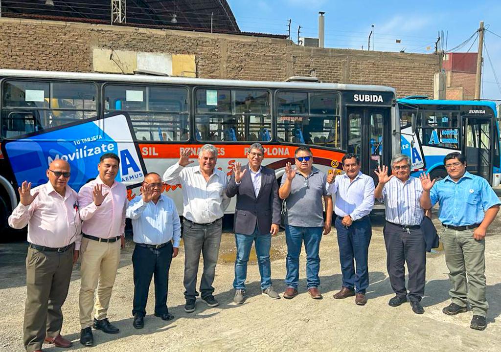 ATU_GobPeru's tweet photo. El presidente de ATU, @jaguirea, visitó las instalaciones de la empresa de transporte #Aemus para conocer su sistema de pago inteligente, el cual permite cambiar la cultura de los usuarios al momento de cancelar sus viajes. https://t.co/sUZOuaMGsy
