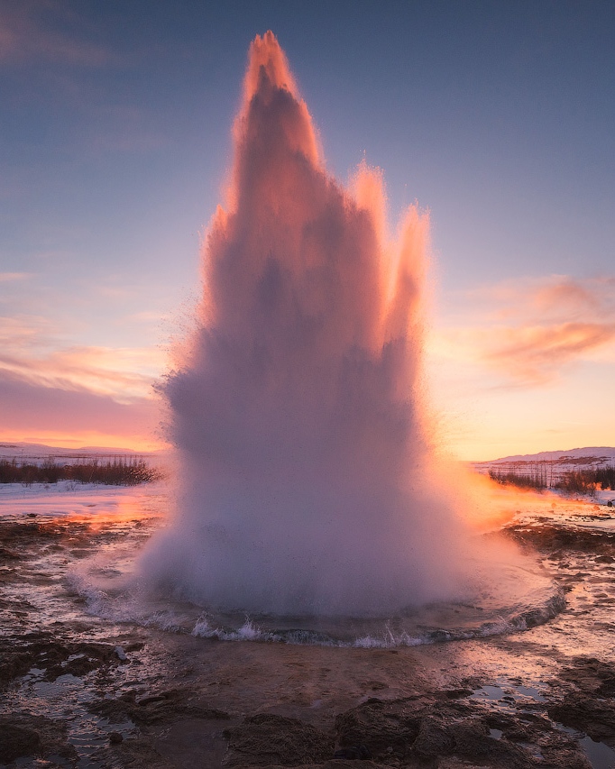 When the geyser, Strokkur, erupts, it shoots water between 20 and 40 meters up into the air 😲

Don't be afraid to miss the show; Strokkur erupts every 5-10 minutes 🤩

#iceland #geyser #strokkur