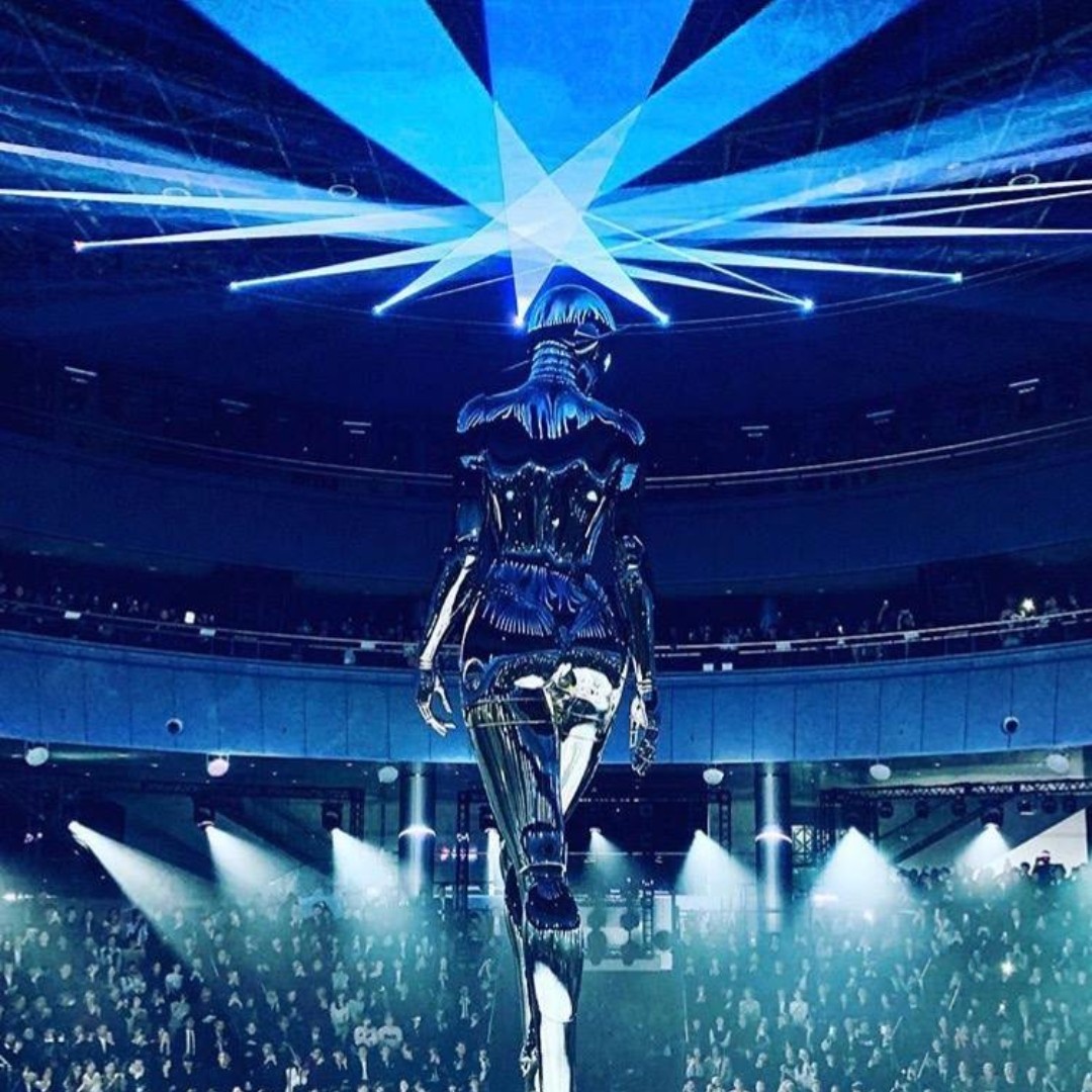 Throwback to when ER Productions put on quite the laser spectacle for Dior Men's Pre-Fall 2019 Collection, using a total of 132x FB4s across 4 BEYOND Ultimate servers! 🤩 Lasers then lit up the gigantic 40-foot robot sculpture created by the Japanese artist Hajime Sorayama. 🎆
