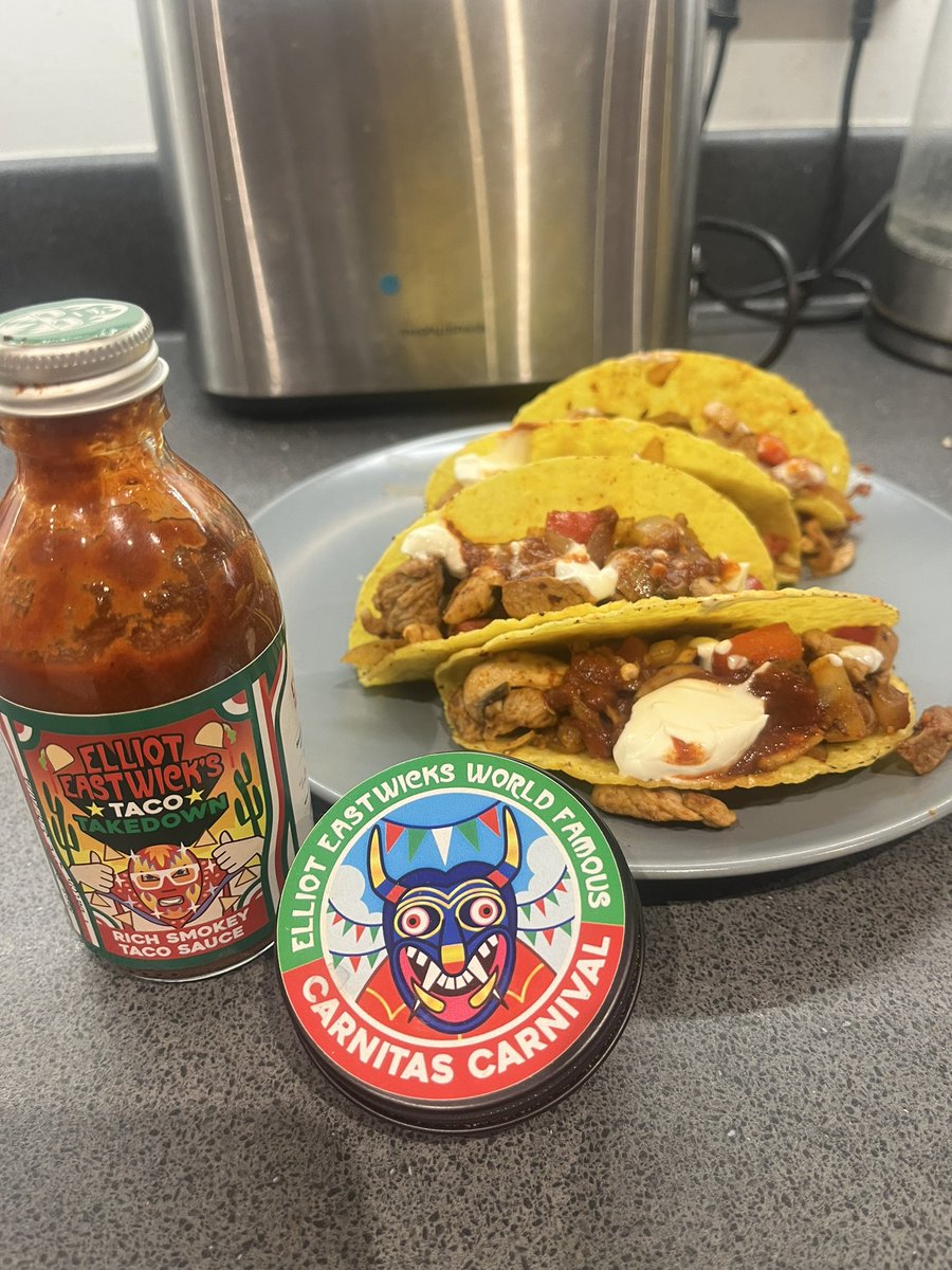 ReubenCrowther's tweet photo. It may be burger day elsewhere, but tonight we feasted on tacos 🌮 @WorldFamousHot1 taking them to the next level! https://t.co/zGoVrntQ4S