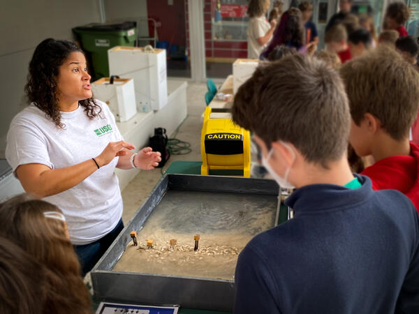 🍎Teachers, have you heard about our new Virtual Classroom Visits? 💻 Are your classes studying Earth and curious about meeting real scientists? We allow your students to meet and interact with various USGS scientists. Sign up here: ow.ly/Qk1W50NqtmI #STEM #BackToSchool