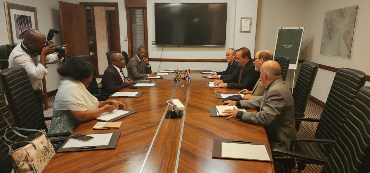 japortalmiranda's tweet photo. Hoy sostuve un encuentro con el Ministro de Salud de Sudáfrica, Mathume Joseph Phaahla. Intercambiamos sobre los resultados de la cooperación en Salud entre nuestros países, con el objetivo de continuar fortaleciendo los lazos de solidaridad y hermandad. 🤝🌍 #CubaPorLaSalud https://t.co/us0IJGPXmn