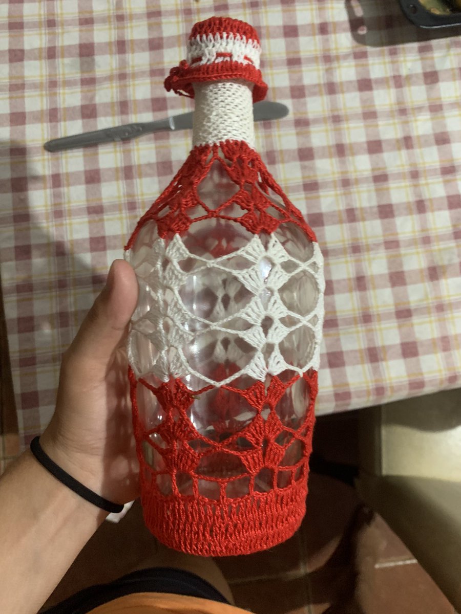 Sofialves031's tweet photo. A minha avó veste garrafas e a vossa? https://t.co/3RTssaXHL6