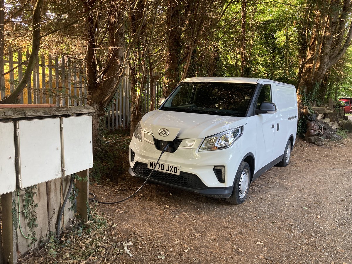 Borrowed an electric white van for office move this week. 4 days on one charge, silent, dead easy to drive. Would make a lot of sense for many local builders rather than fashionable pick up trucks. £27k new. #electricvan