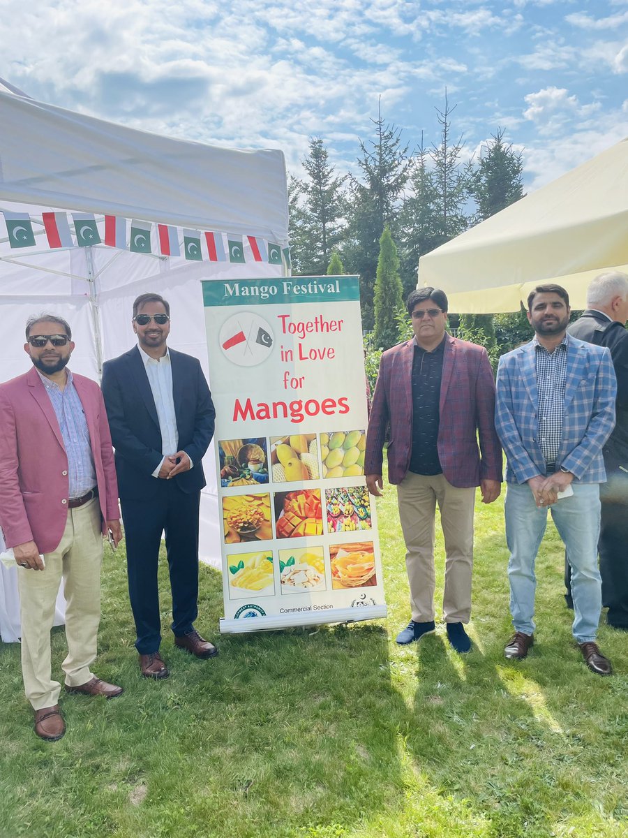 pak_polish's tweet photo. Pakistani Mango 🥭Festival in Warsaw organized by the Pakistan 🇵🇰 Embassy in Poland 🇵🇱  .Incredible 👏event with such beautiful and unique varieties of Pakistani mangoes . Great initiative by Embassy to show an exclusive Glimpse of Pakpolish Friendship🇵🇰🤝🇵🇱 https://t.co/SV1a5VpS8R