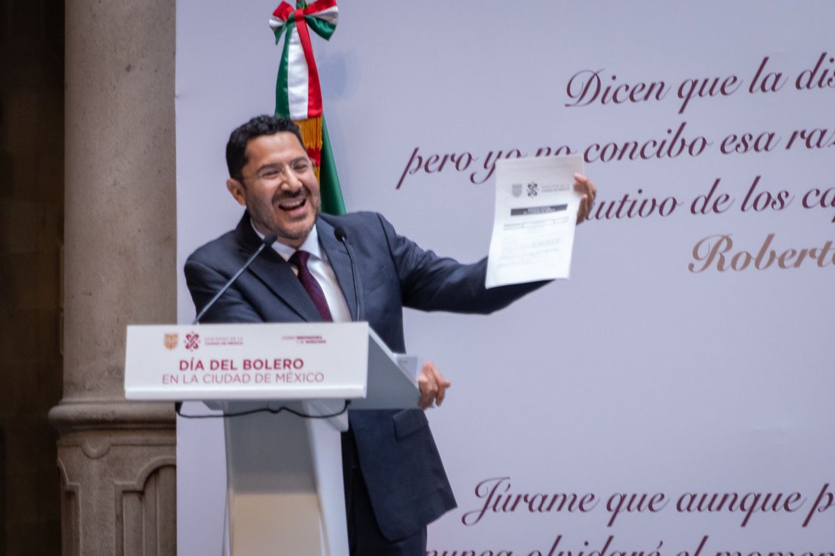 martibatres's tweet image. Los boleros han impregnado cada rincón de las calles de la Ciudad de México, han sido parte fundamental de nuestras historias de amor y desamor. Por eso, hoy declaramos el 25 de agosto como el Día del Bolero en la Ciudad de México, para honrar a los compositores y cantantes…