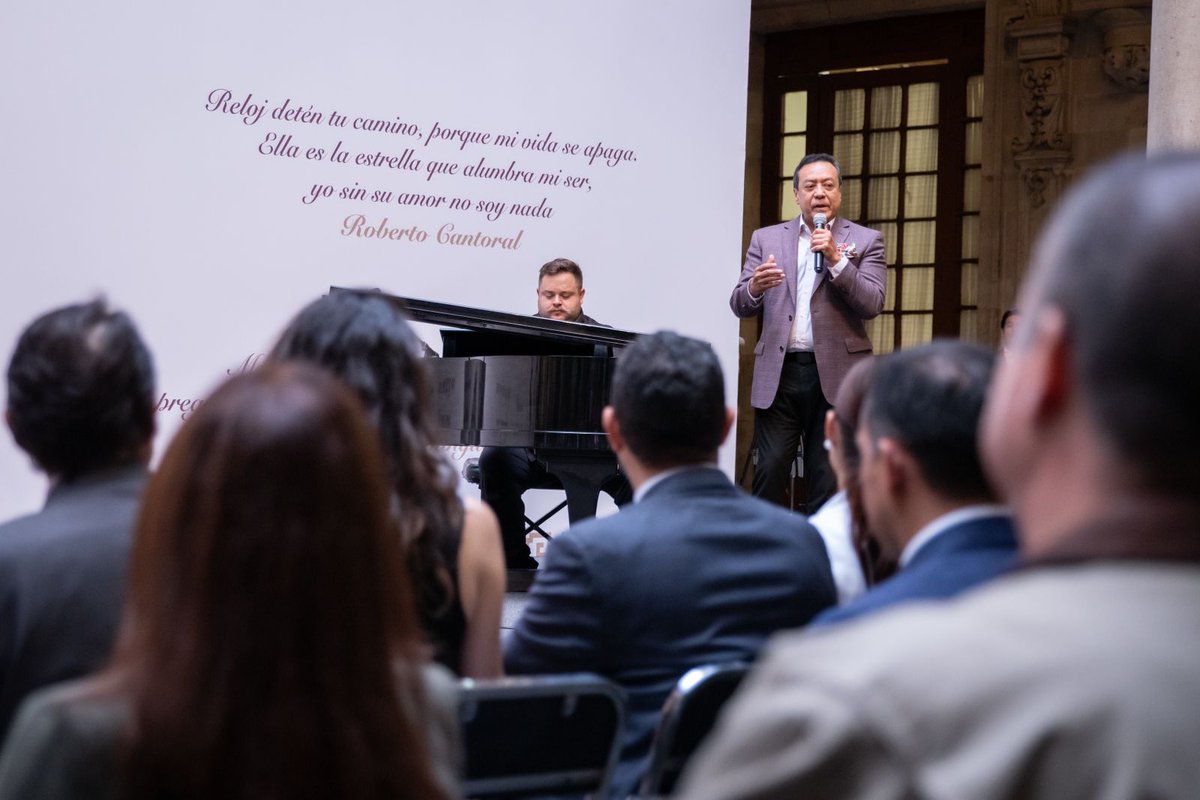martibatres's tweet image. Los boleros han impregnado cada rincón de las calles de la Ciudad de México, han sido parte fundamental de nuestras historias de amor y desamor. Por eso, hoy declaramos el 25 de agosto como el Día del Bolero en la Ciudad de México, para honrar a los compositores y cantantes…
