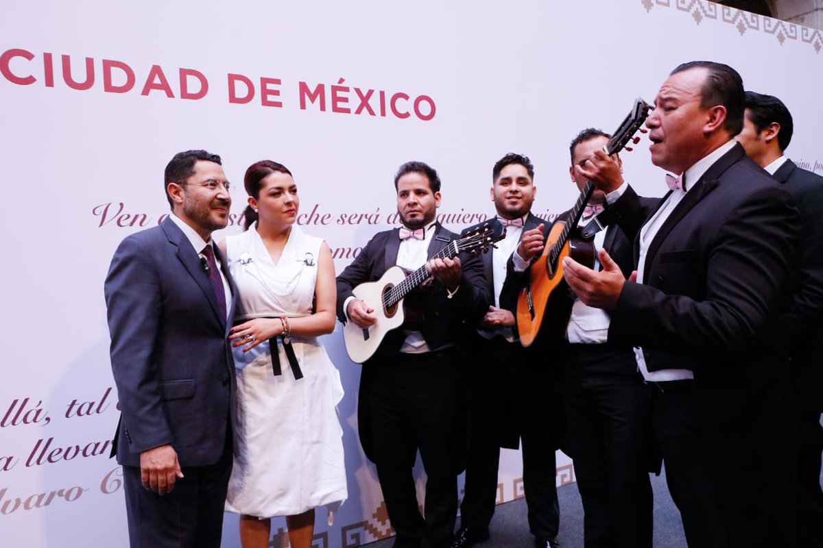 martibatres's tweet image. Los boleros han impregnado cada rincón de las calles de la Ciudad de México, han sido parte fundamental de nuestras historias de amor y desamor. Por eso, hoy declaramos el 25 de agosto como el Día del Bolero en la Ciudad de México, para honrar a los compositores y cantantes…