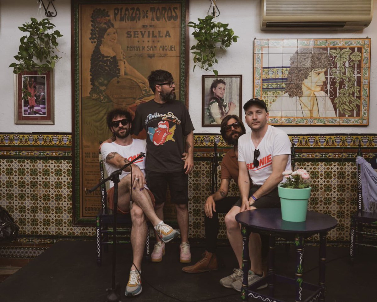 “Que yo sé que la sonrisa 
Que se dibuja en mi cara T
iene que ver con la brisa
Que abanica tu mirada
Tan despacio y tan deprisa
Tan normal y tan extraño
Yo me parto la camisa
Como camarón”

Retuit si lo has leído cantando y like si creías era qué bonica tu mirada <a href="/estopaoficial/">Estopa</a>