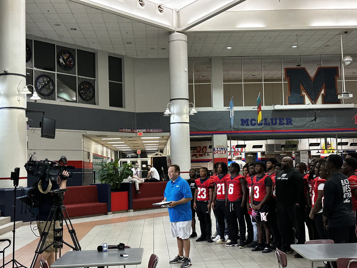 FergFlorSchools's tweet photo. 🎉What a busy morning as KMOV News 4 broadcast live from McCluer High School. ❤️💙A huge thank you to our McCluer students, staff, and parents who woke up bright and early to arrive at 4 a.m. to showcase that Comet energy on the big screen! WATCH: https://t.co/ztiDE6WKJO https://t.co/pJ87Q1T38V