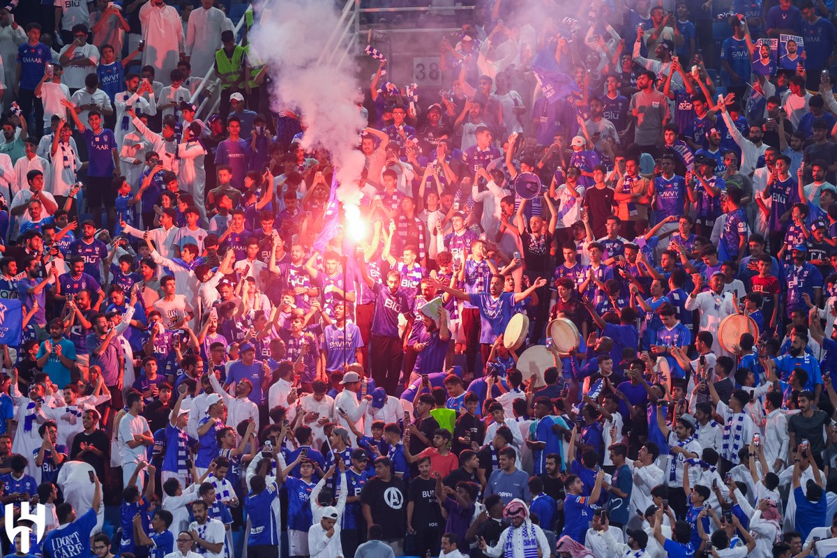 fans_of_alhilal's tweet photo. 🔝يا جمـال #الهلال ويا جمـال جمهـوره 😍💙 https://t.co/Le31DiH9XI