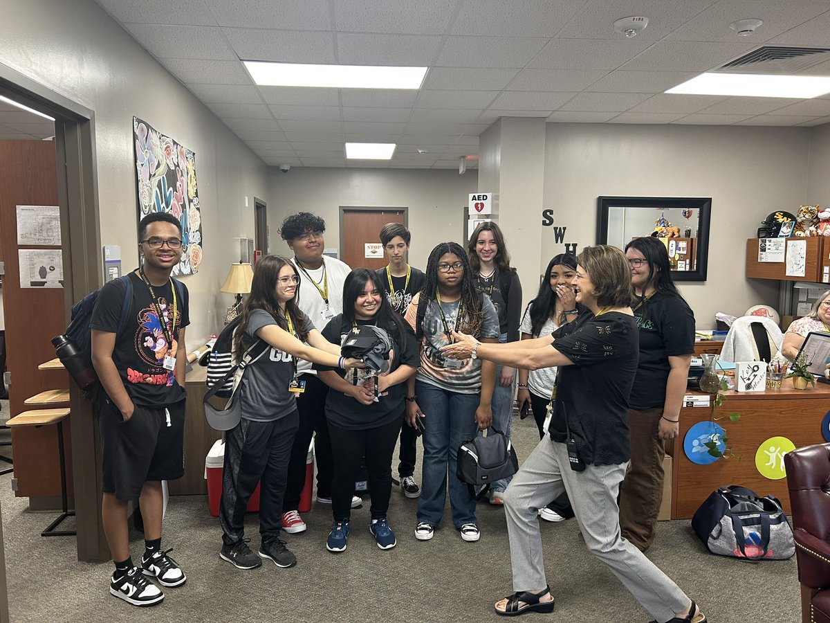 SWgolfers's tweet photo. Welcome to @SpringWoodsHigh Ms. Meshell. @SWgolfers is happy to give you some gear to represent us all. @sbisdathletics @SBISD #allmeansall https://t.co/WcYKw6mZmF
