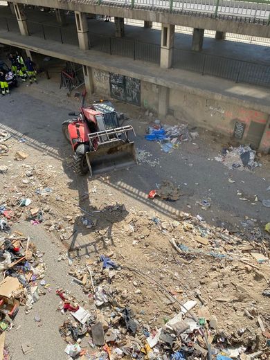 AnonymeCitoyen's tweet photo. Fusillades à #Nîmes : les rues du quartier de Pissevin ont été nettoyées par une pelleteuse avant la venue de Gérald Darmanin aujourd'hui provoquant la colère des habitants. Les déchets n'étaient pas ramassés depuis plus d'un an. (Midi Libre) https://t.co/i8Vd2G83R4