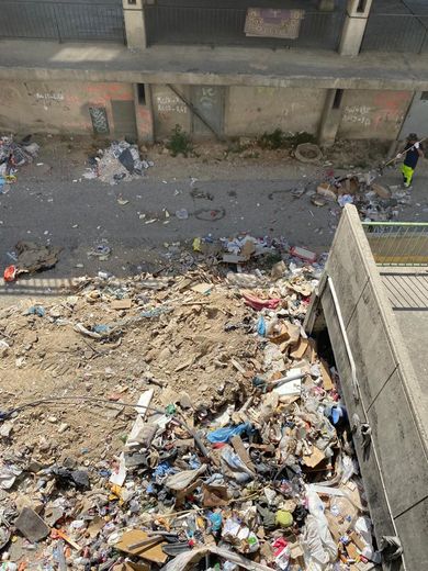 AnonymeCitoyen's tweet photo. Fusillades à #Nîmes : les rues du quartier de Pissevin ont été nettoyées par une pelleteuse avant la venue de Gérald Darmanin aujourd'hui provoquant la colère des habitants. Les déchets n'étaient pas ramassés depuis plus d'un an. (Midi Libre) https://t.co/i8Vd2G83R4