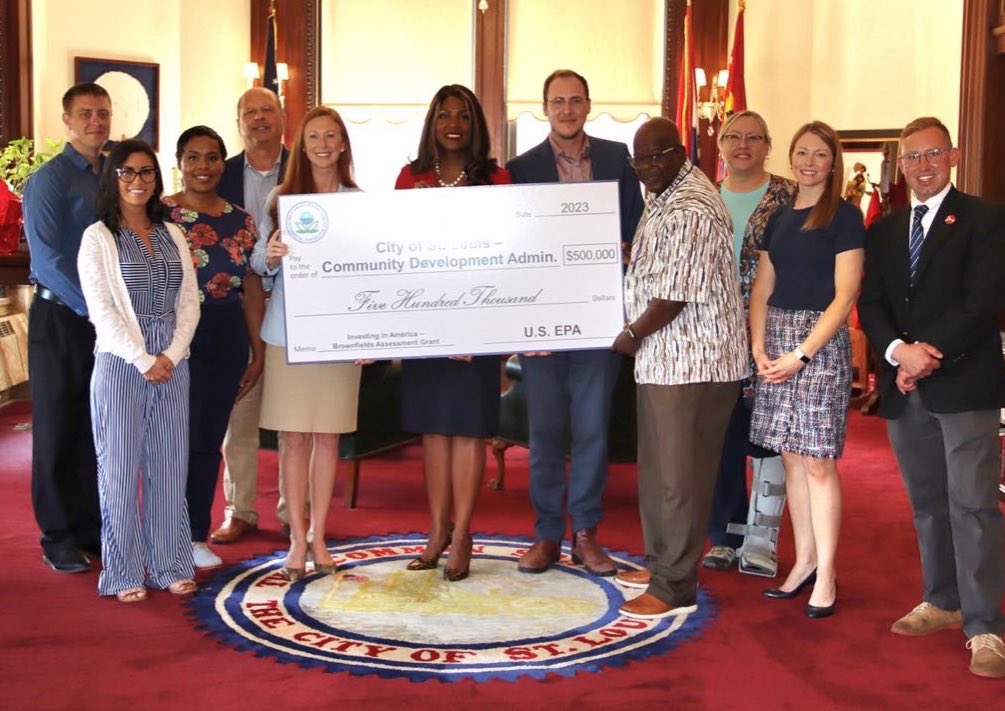stlmayor47's tweet photo. Cleaning up contaminated properties helps protect families while creating better opportunities for our neighborhoods 🏘

I joined @EPAregion7 and @stl_cda to accept a Brownfield Assessment Grant on behalf of @STLCityGov. Thank you @POTUS for this important funding for our city! https://t.co/hsQRlVbGbB