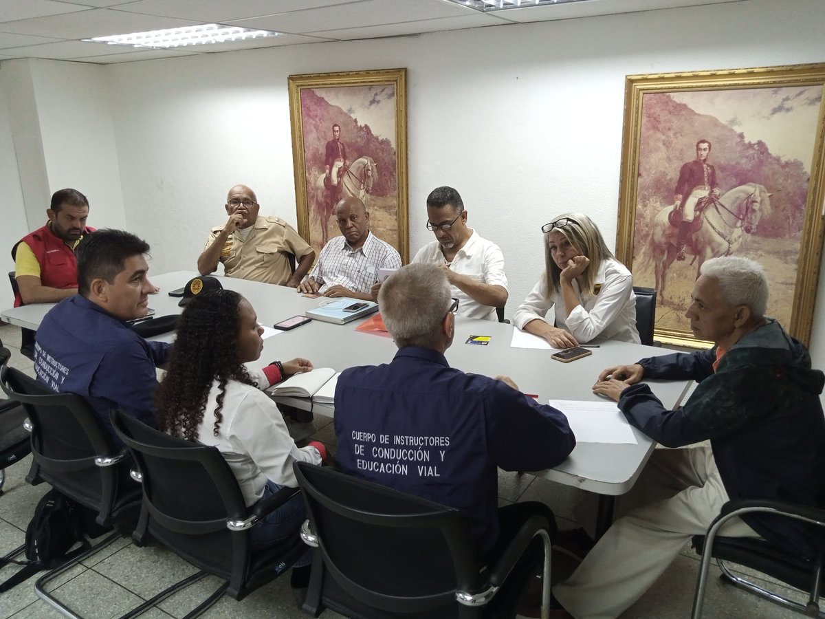 BTT_Carabobo's tweet photo. En horas de la mañana, previa Invitación de la Comisión de Derechos Humanos y Defensa Territorial del CLEC, estuvimos reunidos el personal de @BTT_Carabobo conversando sobre la problemática en cuanto a hechos de tránsito con lesionados y fallecidos que se han suscitados en días https://t.co/UTb5soqeZE