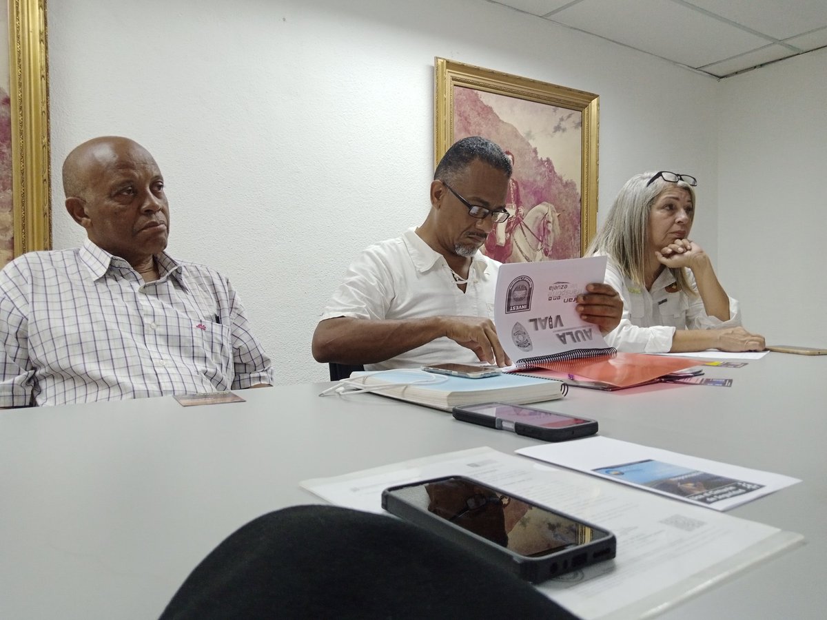 BTT_Carabobo's tweet photo. En horas de la mañana, previa Invitación de la Comisión de Derechos Humanos y Defensa Territorial del CLEC, estuvimos reunidos el personal de @BTT_Carabobo conversando sobre la problemática en cuanto a hechos de tránsito con lesionados y fallecidos que se han suscitados en días https://t.co/UTb5soqeZE
