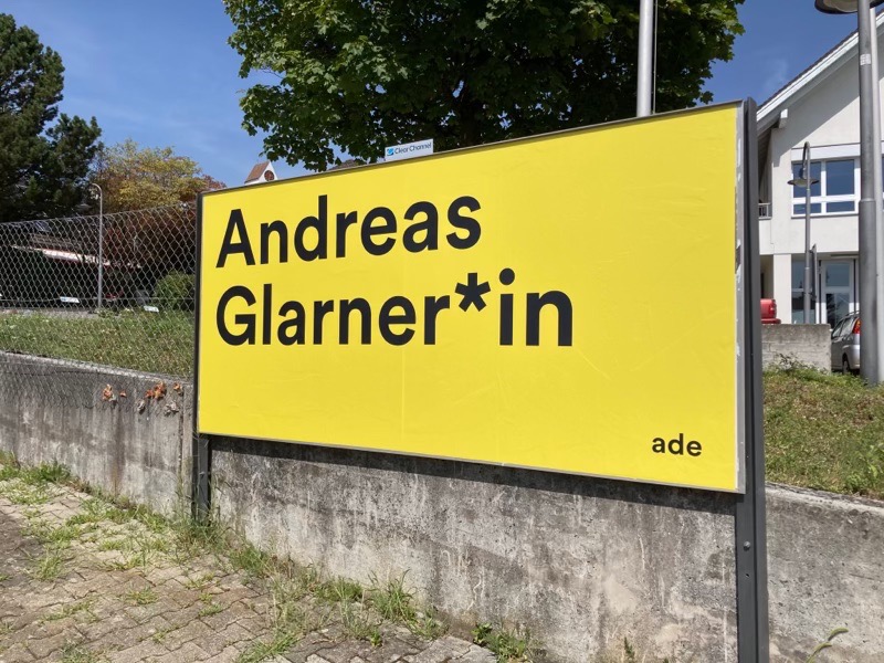 Hehe da hat doch glatt jemand dieses Plakat dem Herrn Glarner vor die Haustüre gehängt. (Ist nicht von mir, ich schwör).