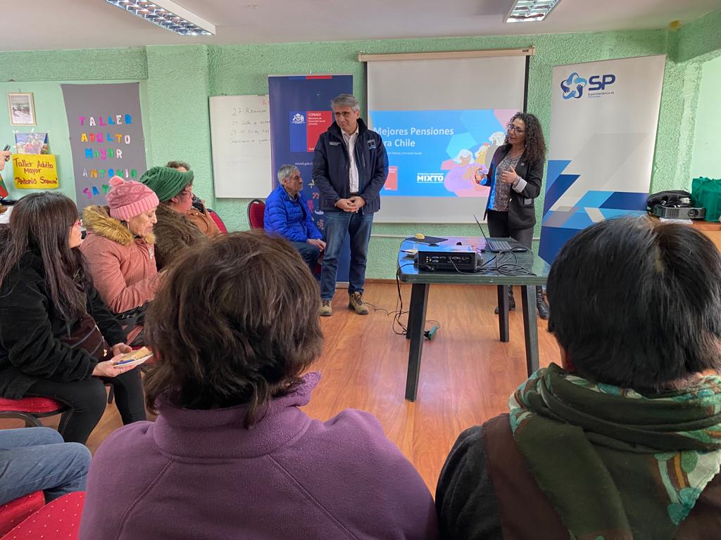 MintrabAysen's tweet photo. 👵👴Junto a @CONADI_Gob y @MDSAysen seguimos conversando y dialogando sobre las pensiones y beneficios, aclarando dudas sobre la #PGU y Bono por Hijo con @Superpensiones y con Seremis @rdiazcordaro y @Kari_Ace sobre la urgencia de tener #MejoresPensiones y llegar a acuerdos 🇨🇱 https://t.co/n7CvszxFWQ