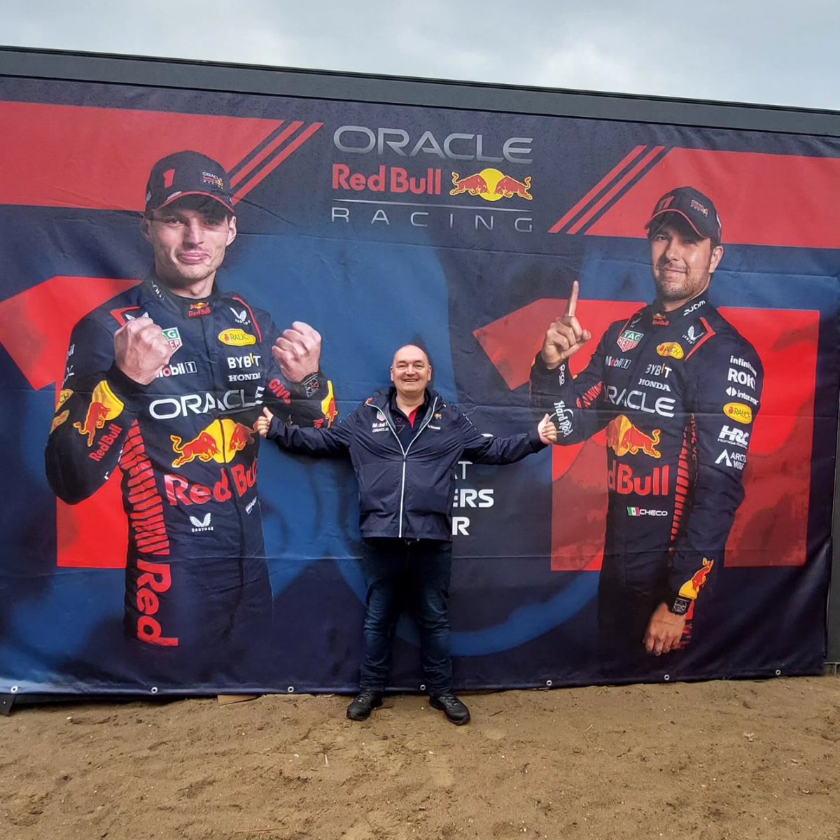 dburgersdijk's tweet photo. Ja ja ik steun @SChecoPerez ook zeker weten wel #GoRedbull @redbullracing https://t.co/pFwP6OKb9T