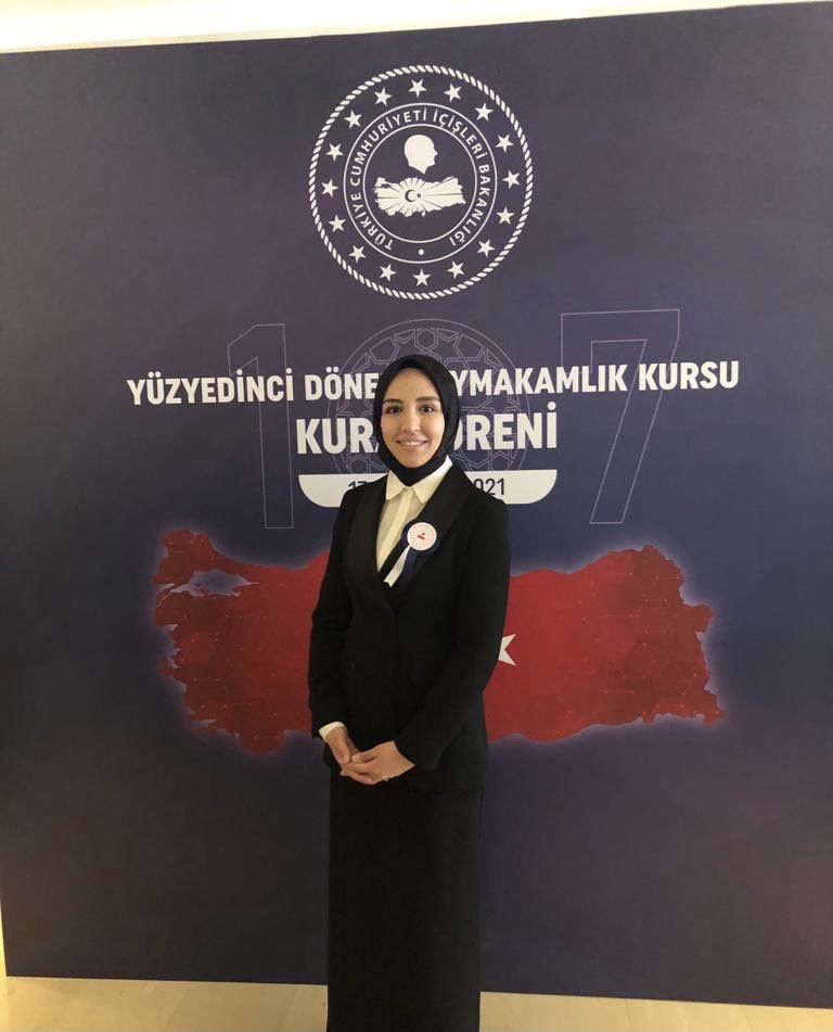 Yeni görevim Siirt Vali Yardımcılığı. Karadeniz’in incisi menderesler diyarı Aybastı’ya veda hüzünlü bir şekilde yaşanırken şimdi de zamanın tünelinden güzel Siirt’e yolculuk.
🇹🇷
