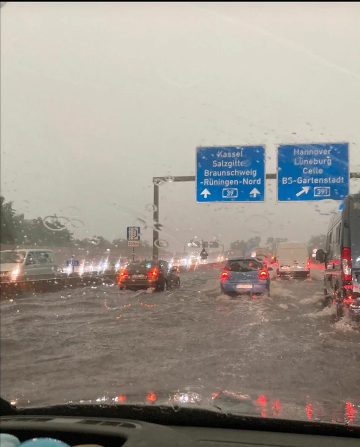 Leseerlaubnis's tweet photo. Endlich #Tempolimit auf der Autobahn.

In Ermangelung von Schildern, wurde es vom Klimawandel eingeführt.
