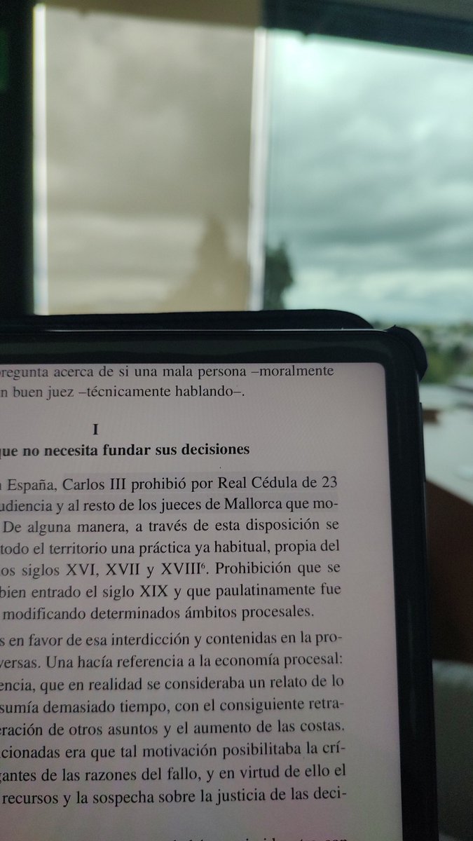 Con toda la actitud leyendo para la especialidad. 👨🏾‍⚖️