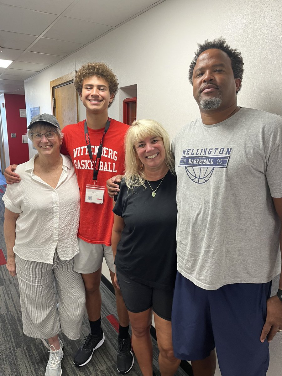 WittenbergHoops's tweet photo. Successful and bittersweet move in day for our freshmen and newest additions to the Tiger family! 

Welcome the class of 2027 to Wittenberg! 🐅📸 https://t.co/DxBsAijPL6