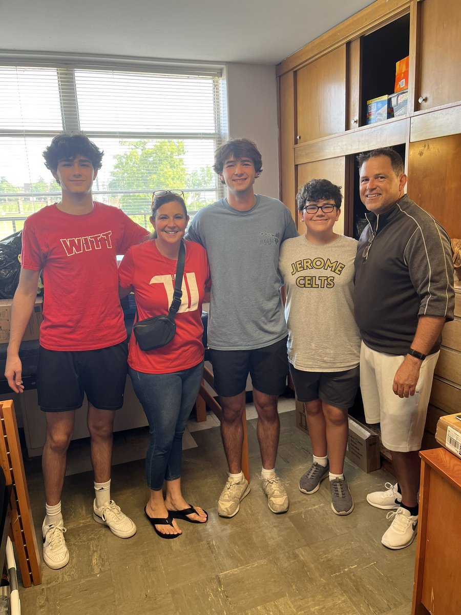 WittenbergHoops's tweet photo. Successful and bittersweet move in day for our freshmen and newest additions to the Tiger family! 

Welcome the class of 2027 to Wittenberg! 🐅📸 https://t.co/DxBsAijPL6