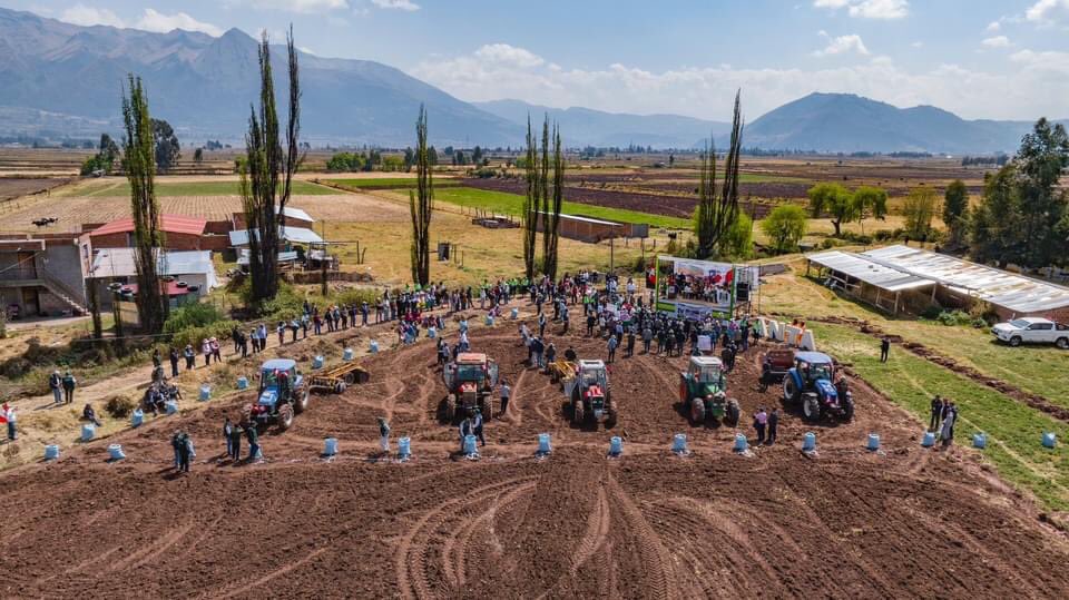 NellyParedesDC's tweet photo. Hoy lanzamos la campaña de pastos cultivados 2023-2024 en la región #Cusco, y con ello en diversas regiones del país. https://t.co/ALXIY2HUwN