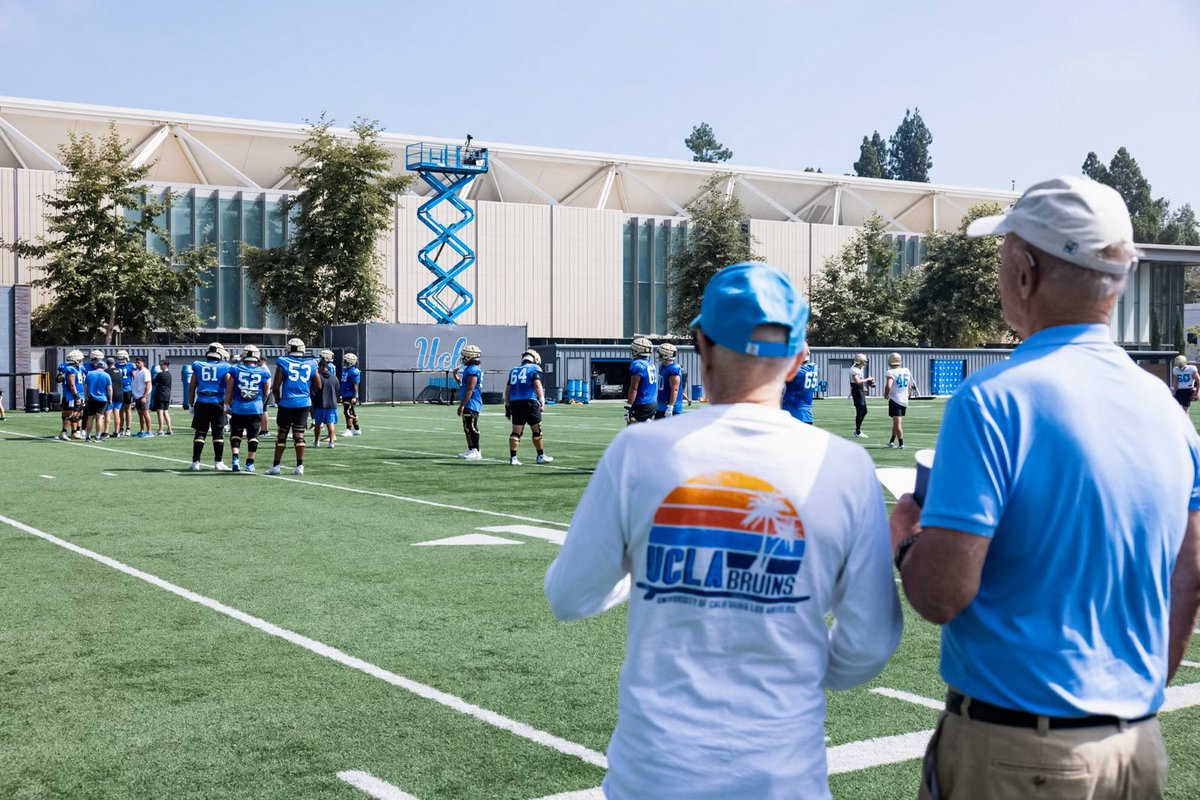 UCLAAthletics's tweet image. It was great to have our season ticket holders at practice today. Can’t wait to see you @RoseBowlStadium! 💥🏈

#GoBruins