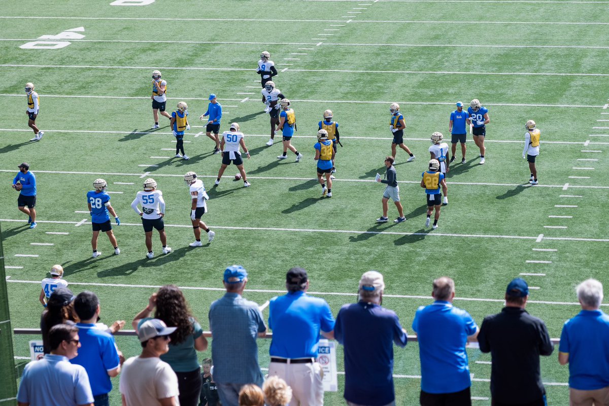 UCLAAthletics's tweet image. It was great to have our season ticket holders at practice today. Can’t wait to see you @RoseBowlStadium! 💥🏈

#GoBruins
