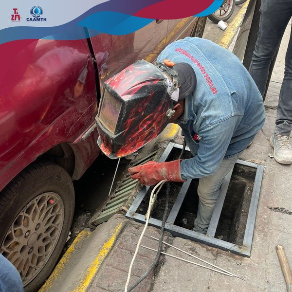 Media_Caamth's tweet photo. En atención al reporte ciudadano de la falta de tapa en el registro que se encuentra frente a la tienda Elektra, personal de herrería de la CAAMTH 💧 realizo su rehabilitación.

#CAAMTH
#ReportesCAAMTH
#CaamthTrabajaPorTizayuca https://t.co/Y2xgeXCR2N