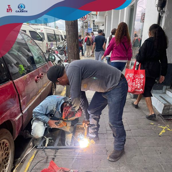 Media_Caamth's tweet photo. En atención al reporte ciudadano de la falta de tapa en el registro que se encuentra frente a la tienda Elektra, personal de herrería de la CAAMTH 💧 realizo su rehabilitación.

#CAAMTH
#ReportesCAAMTH
#CaamthTrabajaPorTizayuca https://t.co/Y2xgeXCR2N