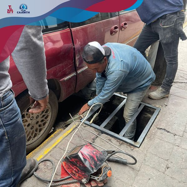 Media_Caamth's tweet photo. En atención al reporte ciudadano de la falta de tapa en el registro que se encuentra frente a la tienda Elektra, personal de herrería de la CAAMTH 💧 realizo su rehabilitación.

#CAAMTH
#ReportesCAAMTH
#CaamthTrabajaPorTizayuca https://t.co/Y2xgeXCR2N