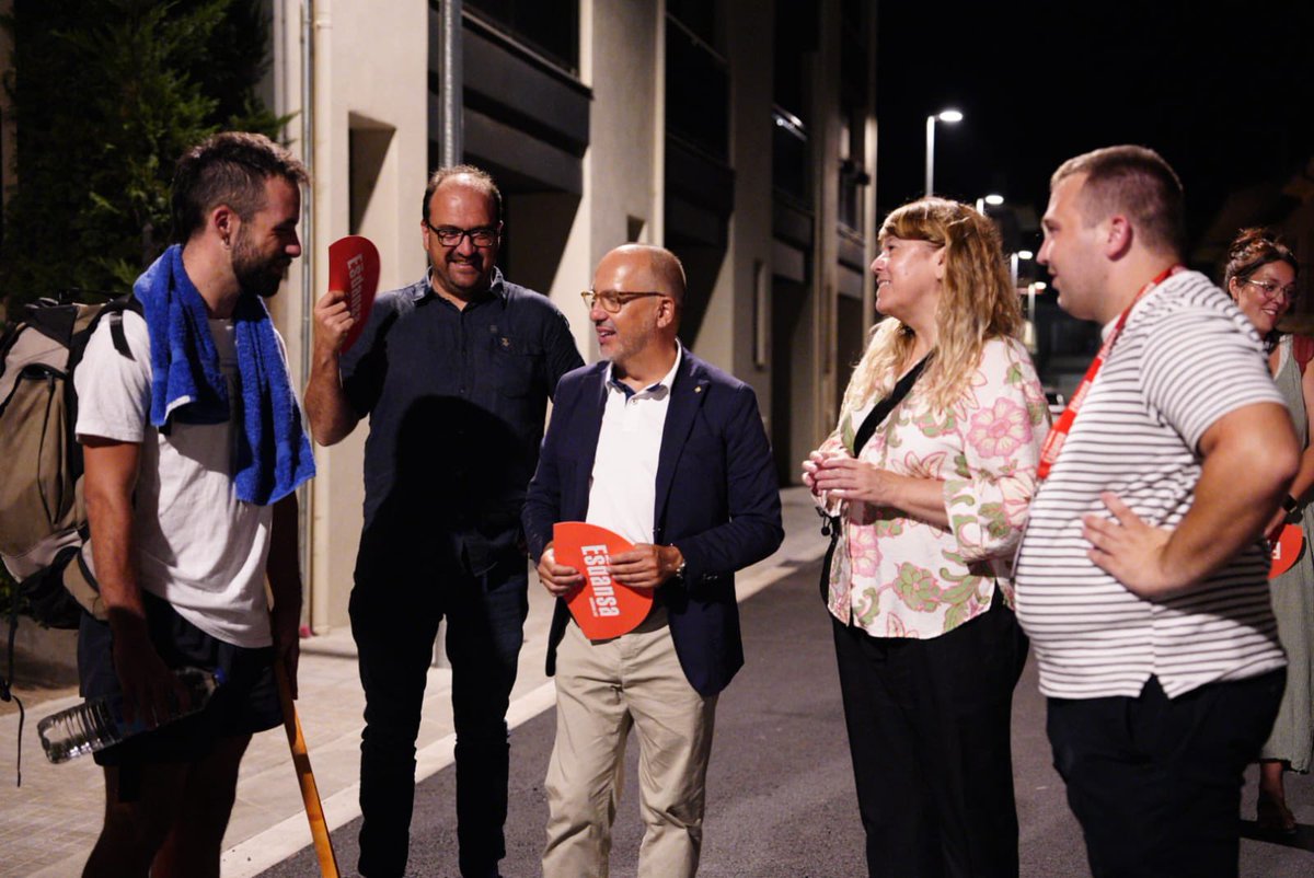 natalia_garriga's tweet photo. Avui, amb el conseller @carlescampuzano hem gaudit de l’ @esdansa a @lespreses_cat.

Un festival de dansa d’arrel tradicional, que ens convida a ballar el present, beu del passat i té molt de futur!

Felicitats @marboleny i gràcies a tothom per l’acollida! https://t.co/BwZ3nzs9Ww