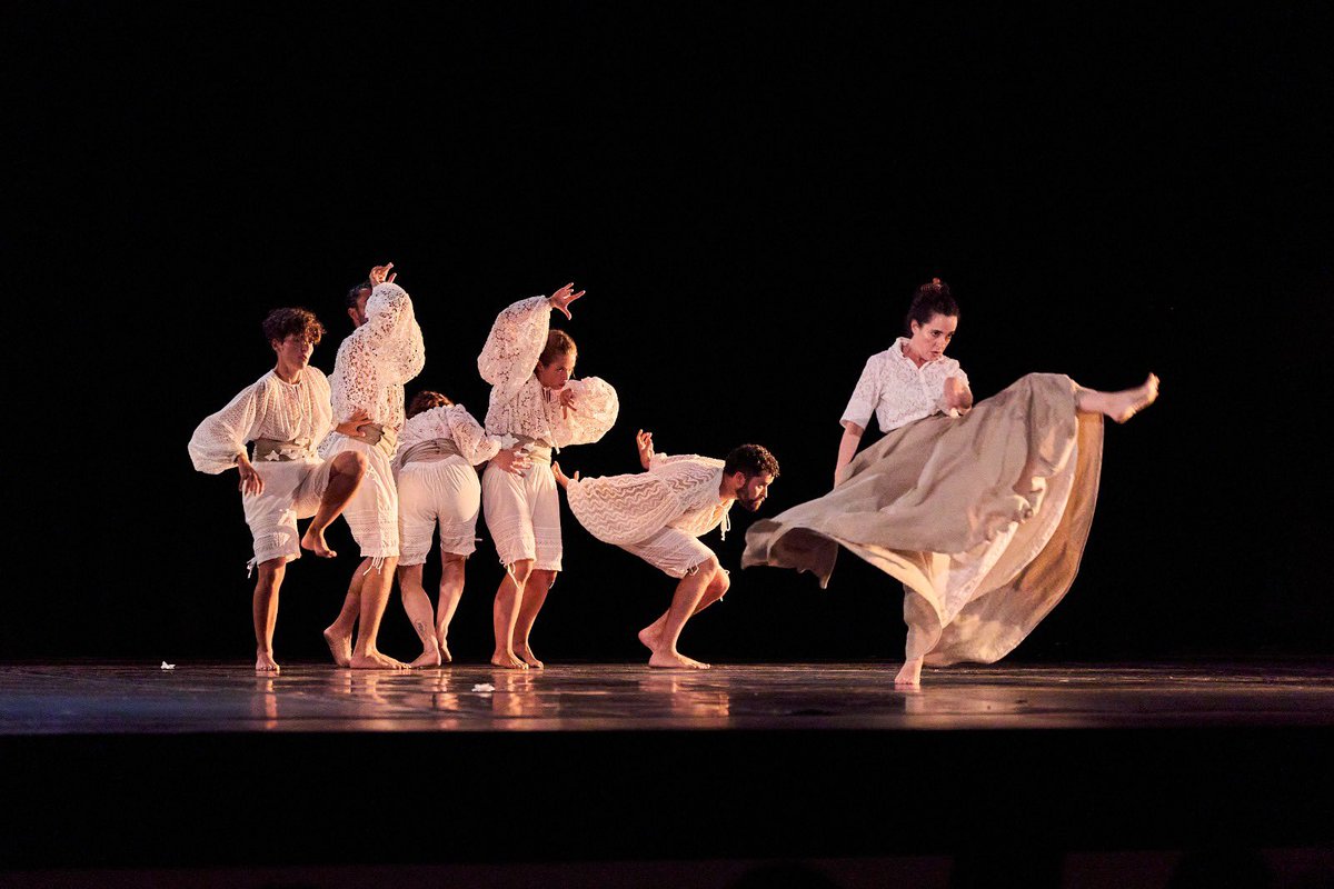 natalia_garriga's tweet photo. Avui, amb el conseller @carlescampuzano hem gaudit de l’ @esdansa a @lespreses_cat.

Un festival de dansa d’arrel tradicional, que ens convida a ballar el present, beu del passat i té molt de futur!

Felicitats @marboleny i gràcies a tothom per l’acollida! https://t.co/BwZ3nzs9Ww
